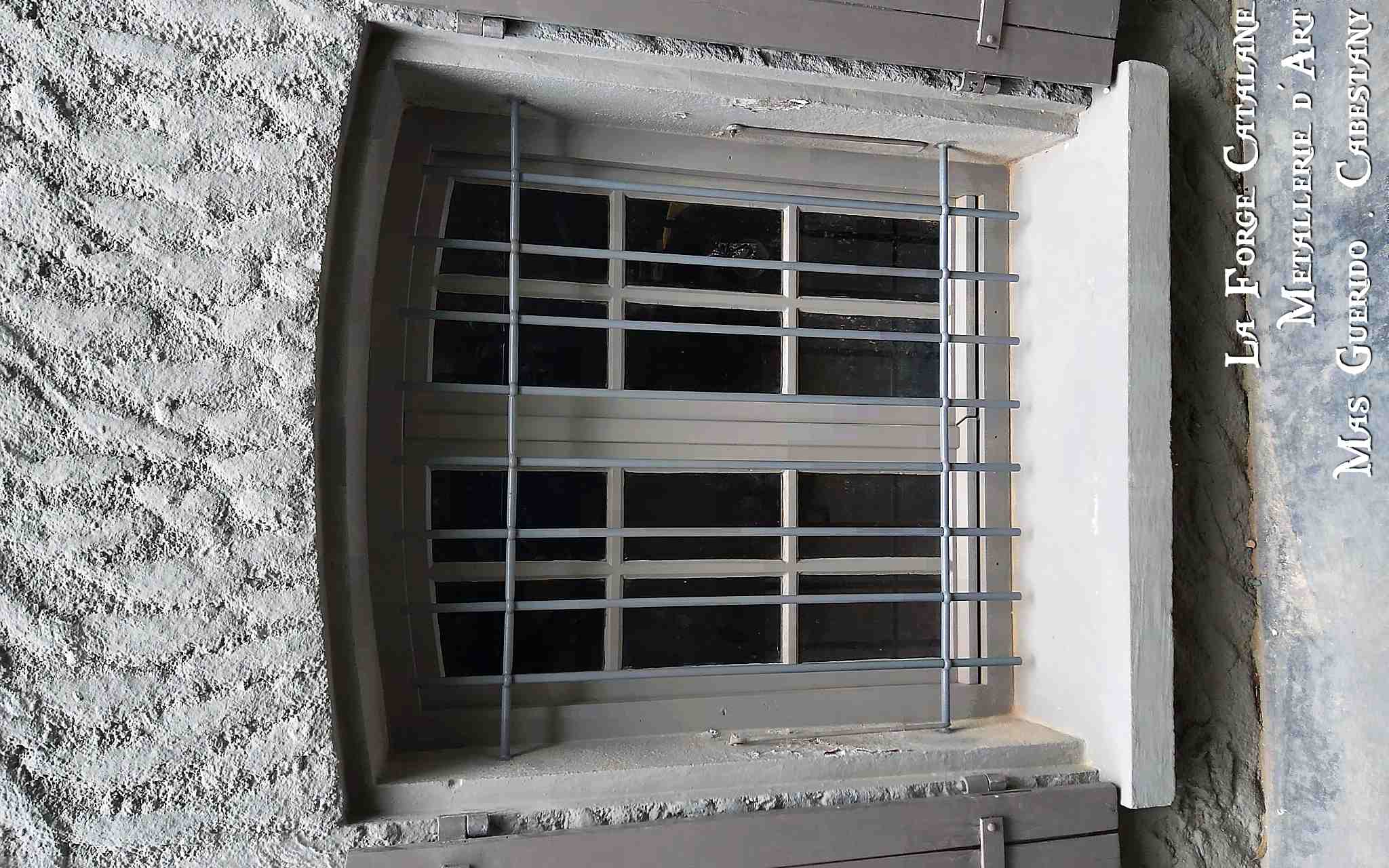 grille de protection barreaudage avec trou renfler droit forge  catalane.jpg